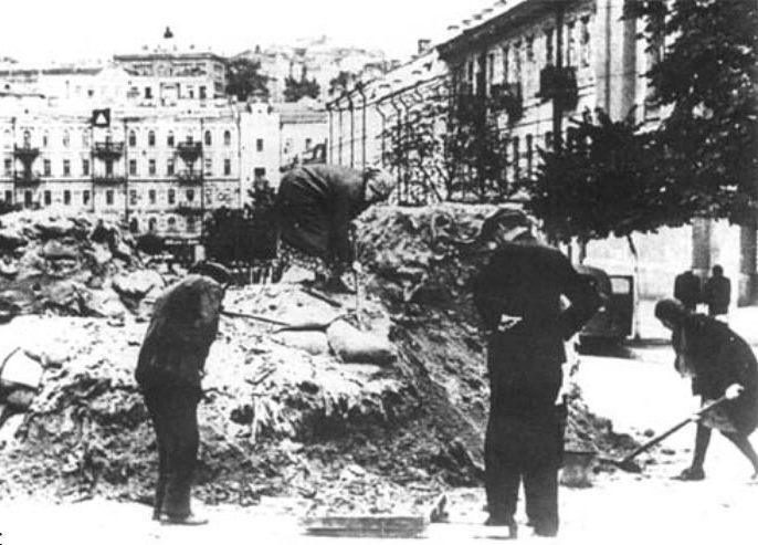 Разбор баррикад на улице Ленина (сейчас - Богдана Хмельницкого). 1941 г.