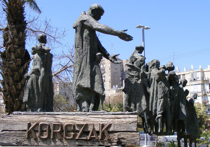 г. Бат-Ям. Памятник учителю Янушу Корчаку, установленный возле торгового центра. Скульптор - Яаков Эпштейн.