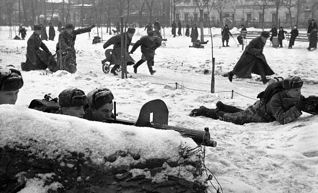 Учения на Чистопрудном бульваре. Зима 1941 г.