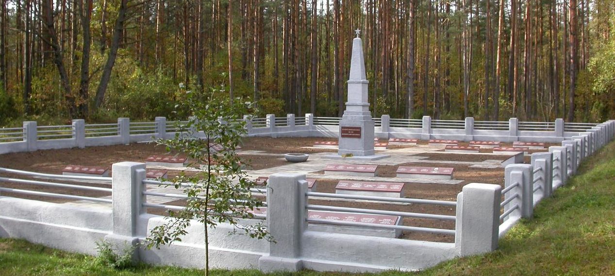г. Варена. Воинское захоронение по улице Витаутог в старой Варена у деревни Науяулитис. На кладбище похоронено 428 воинов, в т.ч. 3 неизвестных 16-го и 36-го гвардейских стрелковых корпусов 11-й гвардейской армии, погибших в июле 1944 года.