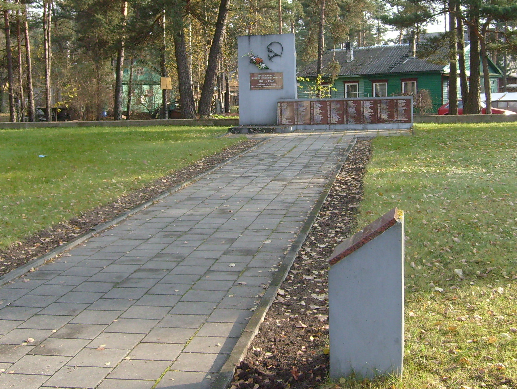 г. Игналина. Братская могила, в которой похоронен 171 неизвестный советский воин.