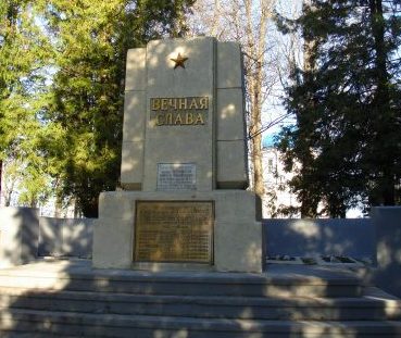 г. Резекне. Памятник на воинском кладбище, где похоронено 9 советских воинов, погибших в годы войны. 