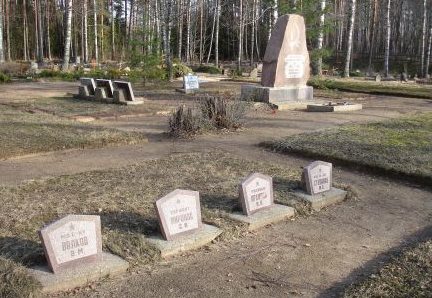 г. Стренчи. Воинское захоронение на территории Нового городского кладбища по улице Пулквежа Земитана, где похоронено 22 советских воина. На южной стороне могил в 1966 году установлен памятник. 