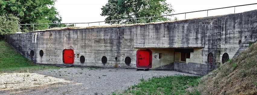 Внутренний двор бункера: основной и запасной выходы, огневая точка защиты входов, решетки системы вентиляции.