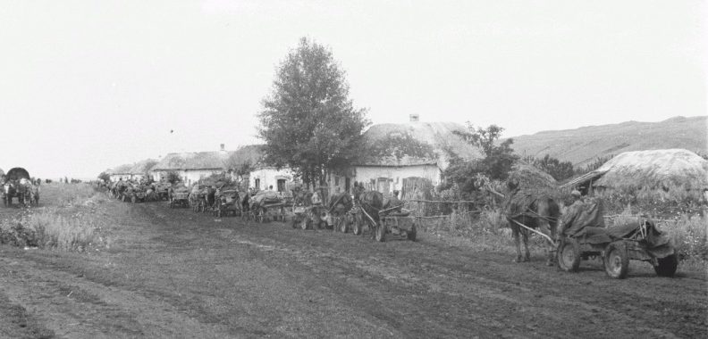 Обоз движется через село в Белгородской области. 1943 г.