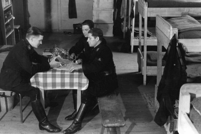 В солдатской казарме. 1941 г.