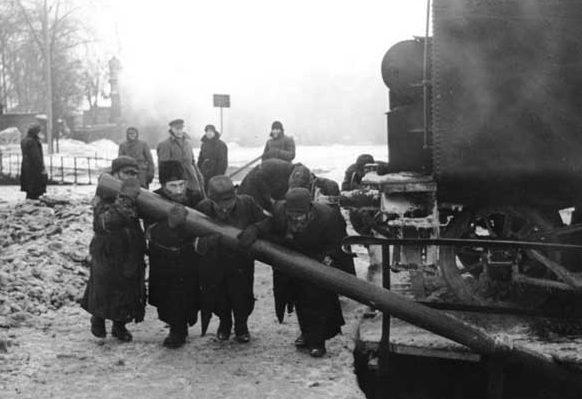 Узники гетто за работой. Февраль, 1942 г.