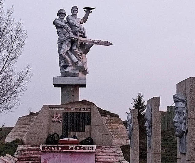 Скульптурный памятник на мемориале погибшим воинам-землякам в годы войны.