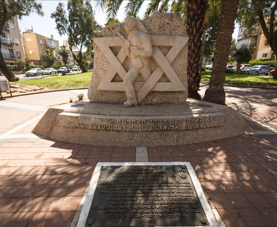г. Бат-Ям. Мемориал, установленный на бульваре Независимости в память павших во Второй мировой войне.