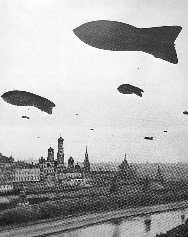 Аэростаты воздушного заграждения над Москвой. Осень, 1941 г.