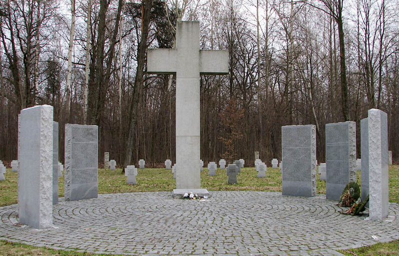 Памятник в немецком секторе кладбища. 