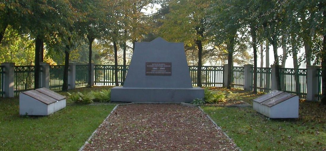 п. Крюкай Шакяйского р-на. Памятник на братской могиле, в которой похоронено 102 воина 72-го стрелкового корпуса, погибшие в начале августа 1944 года. Среди них – 3 неизвестных.