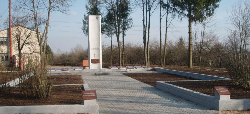 п. Римше Ингалинского р-на. Памятник на воинском кладбище, где похоронен 301 советский солдат.