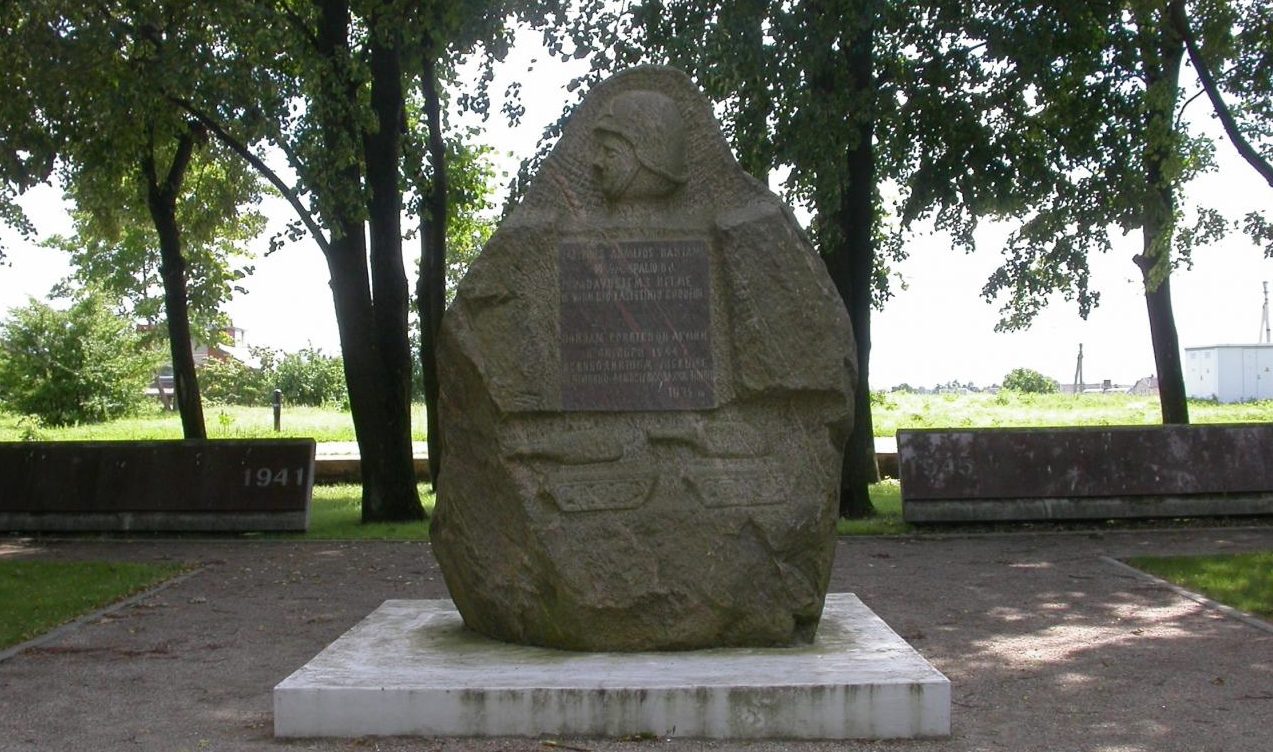 Памятный камень на кладбище.