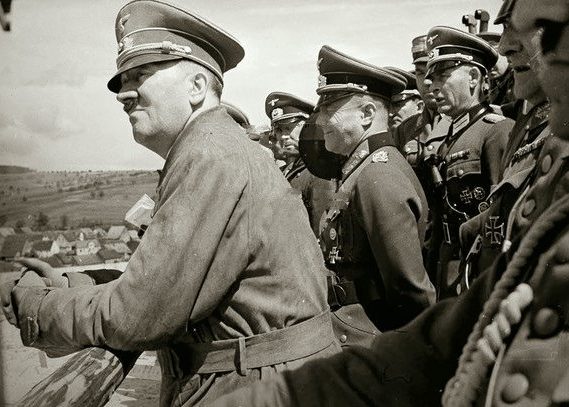 Гитлер инспектирует линию Зигфрида. 1944 г. 
