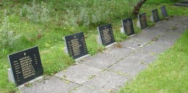 Памятные плиты с именами погибших.
