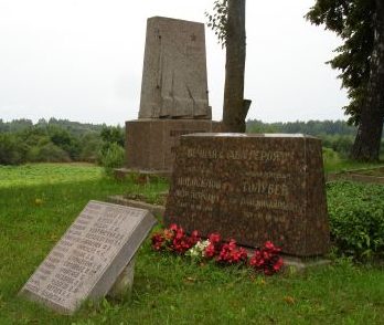 г. Виесите. Памятник по улице Бривибас на воинском кладбище, где похоронено 23 советских воина, в т.ч. 4 неизвестных, погибших в годы войны. 