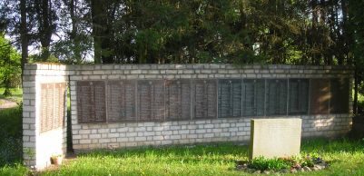 Стена с мемориальными плитами.