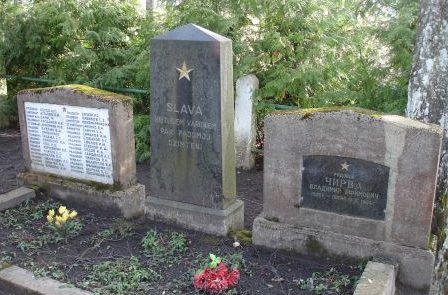 х. Бирзес, край Сэяс. Памятник на братской могиле, в которой похоронено 33 советских воина, погибших в годы войны. 