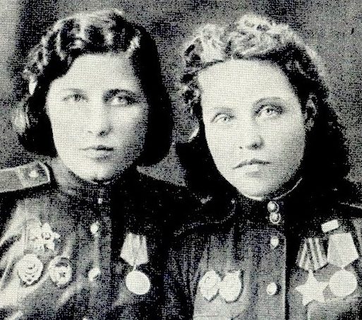 Снайперы Полина Крестьянинова (слева) и Анна Носова. 1944 г.