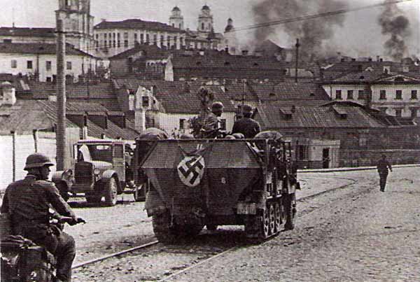 Немецкие войска вошли в город. Июнь, 1941 г.