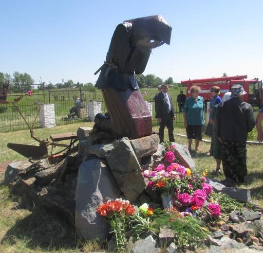 с. Белоглазово Шипуновского р-на. Мемориал «Прощание славянки» был открыт в 2017 году.