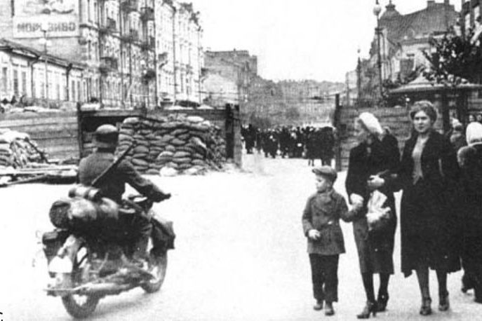 Немецкий мотоциклист на Крещатике. Сентябрь, 1941 г. 