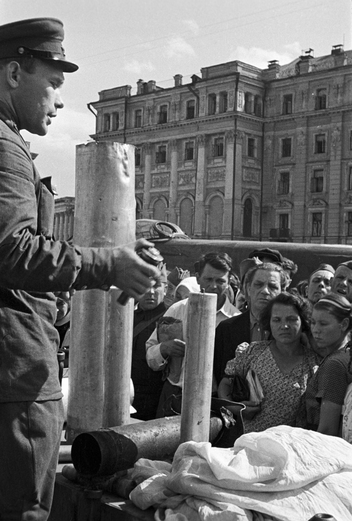 Красноармеец проводит занятия с населением по обезвреживанию зажигательных авиабомб на площади Свердлова. 1 сентября 1941 г.