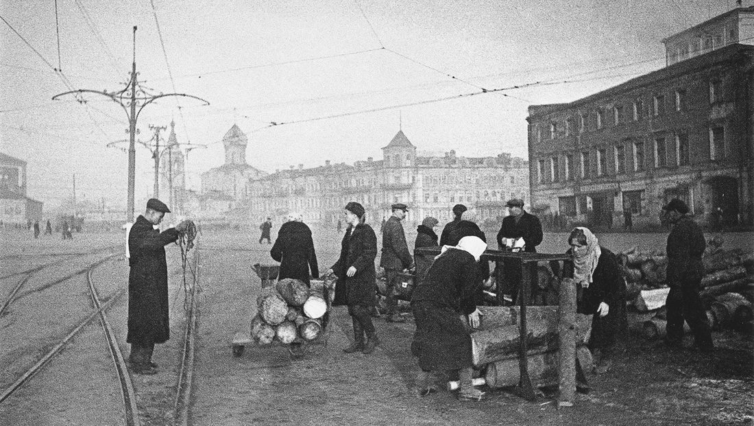 Москвичи запасают дрова на зиму. Осень, 1941 г.