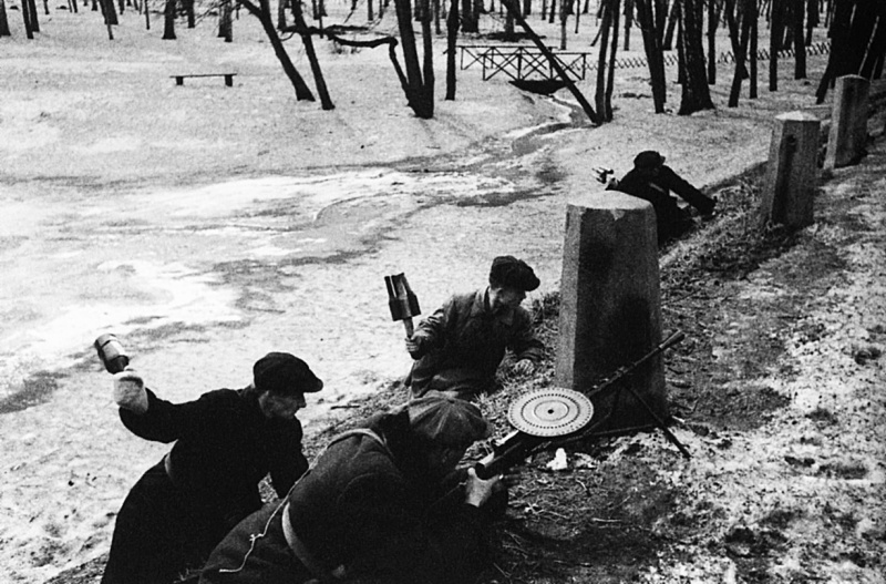 Обучение московских ополченцев в городском парке. Зима 1941 г.