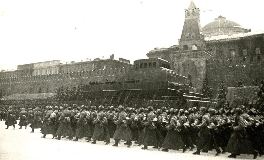 Во время парада 7 ноября 1941 года Мавзолей уже был демаскирован.