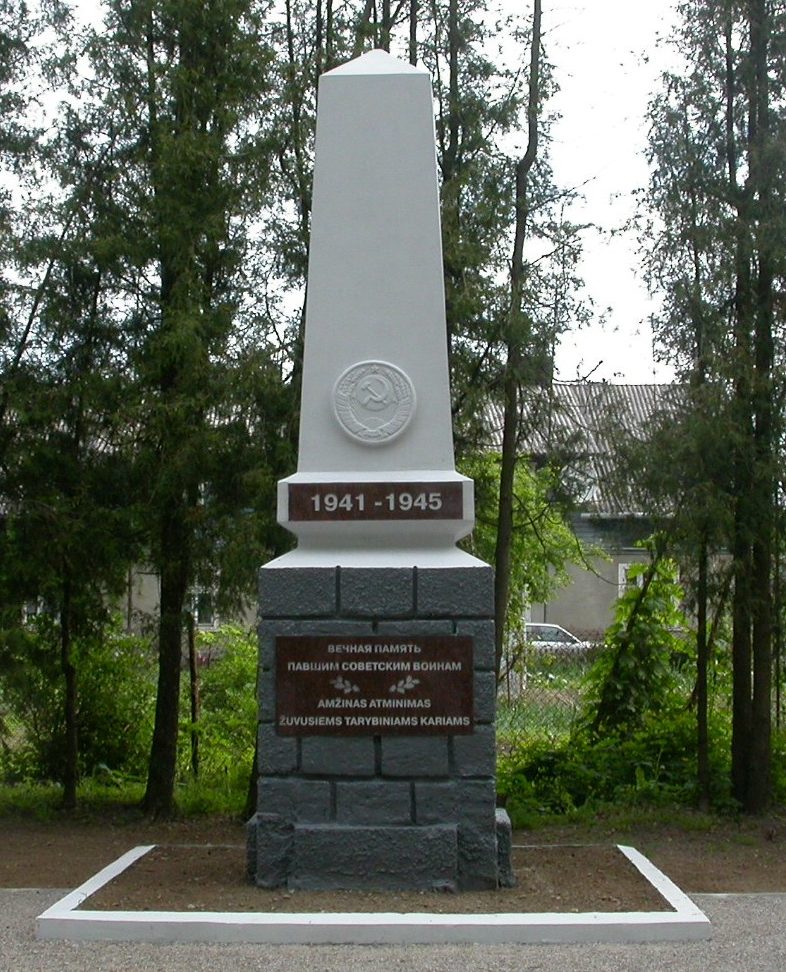 п. Вешвиле, Юрбаркского р-на. Памятник в парке Вешвиле, у дороги Каунас–Клайпеда, установленный на братской могиле, в которой захоронено 50 воинов 44-го стрелкового корпуса, погибших в октябре 1944 года. Среди них - 21 неизвестный. 