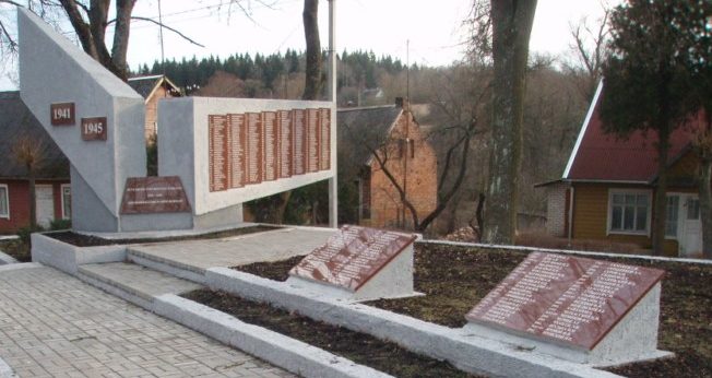 п. Анталепте Зарасайского р-на. Мемориал, установленный на братской могиле, в которой похоронено 293 воина, погибших в окрестностях городка в июле 1944 года.