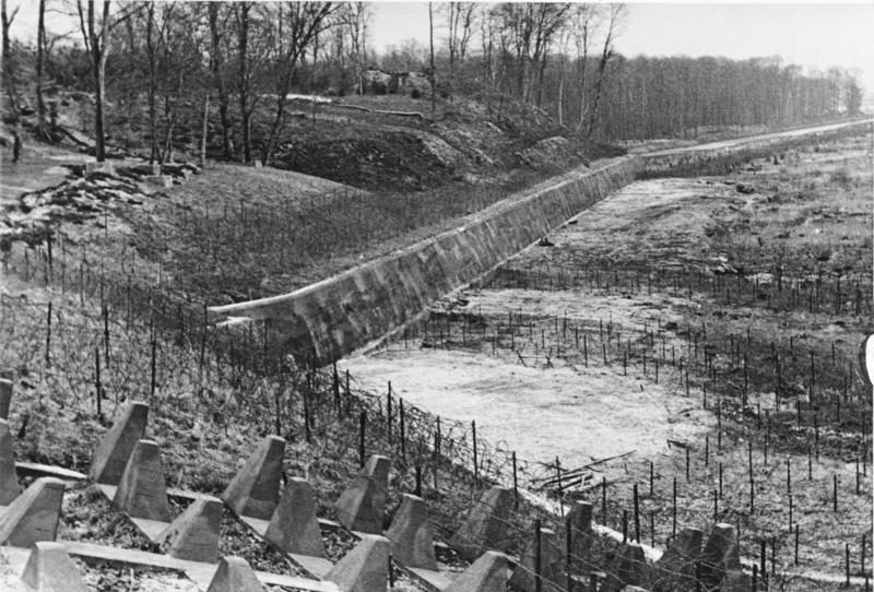 Участок Западного вала, оснащённый рядами колючей проволоки, противотанковым эскарпом и противотанковыми надолбами. Апрель, 1940 г.