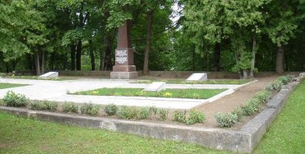 г. Акнисте. Обелиск на братском кладбище по улице Сколас, где похоронены 33 местных жителя, погибших в годы войны. 