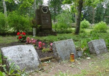 п. Каците, волость Ритес, край Виеситес. Памятник на братской могиле, где похоронено 8 жертв нацистского террора, погибших 19 июля 1941 года.