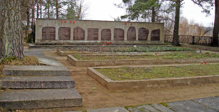 п. Свете, край Елгавас. Мемориальная стена на воинском братском кладбище, где похоронено 149 воинов.