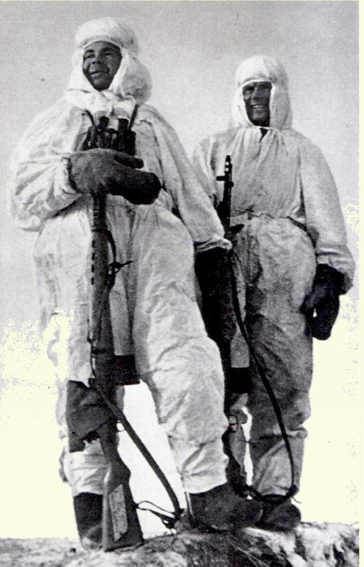 Снайперы Н. Ильин (слева) и его напарник Я. Лапа. Сталинградский фронт. 1942 г.