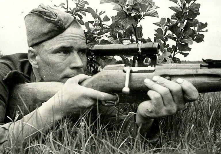 Снайпер Гавриил Хандогин на боевой позиции.
