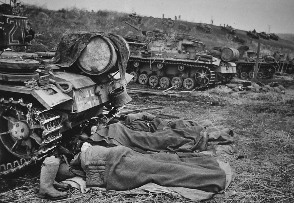 Танкисты спят у своих танков.
