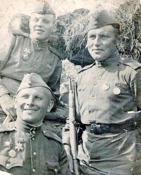 Снайперы В.И. Данилов, А.И. Шмонин и Н.В. Горбатенко уничтожили более 600 врагов.1944 г.