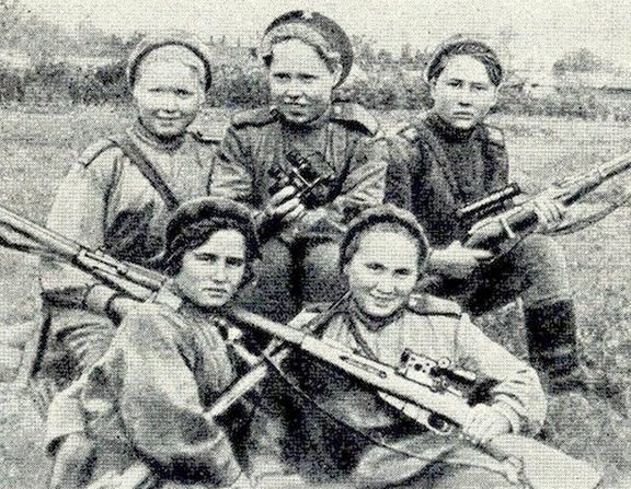Анна Носова (верхний ряд в центре) на занятиях. Май 1942 г.