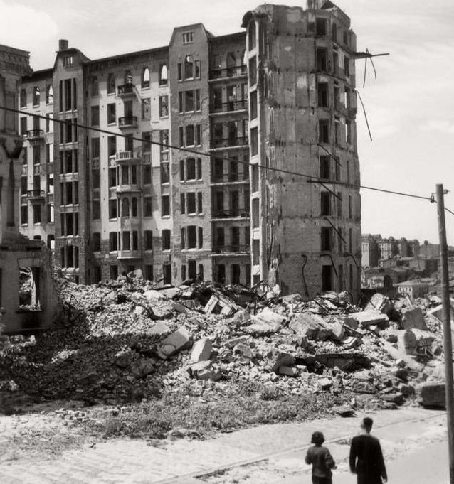 Сгоревший 12-этажный дом Гинсбурга (единственный небоскреб на то время в СССР). Октябрь 1941 г.