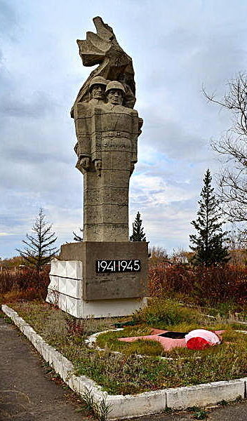 п. Мамонтова Поспелихинского р-на. Памятник, павшим в годы Великой Отечественной войны.