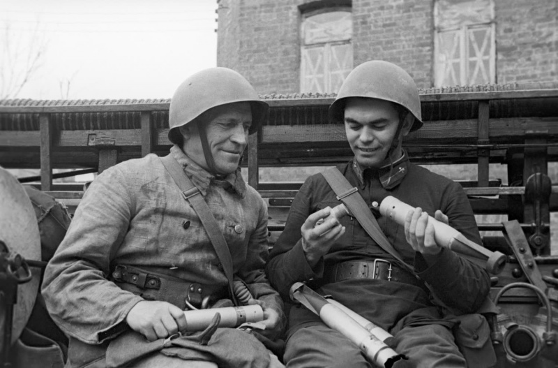 Пожарный показывает своему товарищу обезвреженные немецкие зажигательные бомбы. Сентябрь, 1941 г.