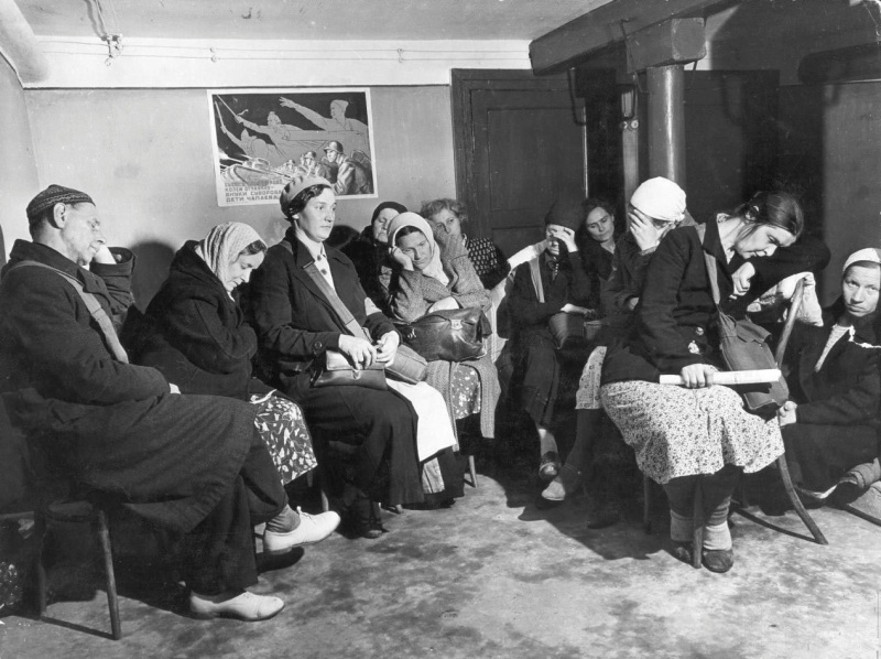 Москвичи в бомбоубежище, расположенном в подвале жилого дома. Осень, 1941 г.