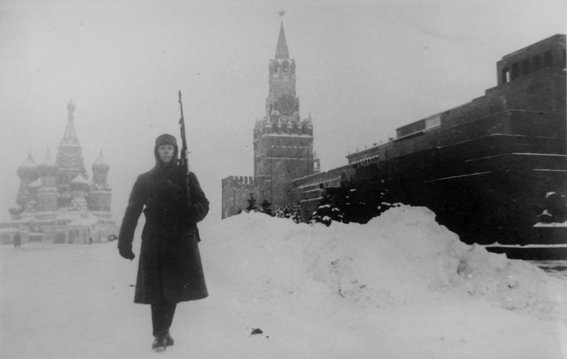 Часовой у мавзолея Ленина в день военного парада на Красной площади. 7 ноября 1941 г.