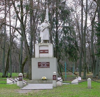г. Раудоне Юрбаркского р-на. Памятник в городском парке, установленный на братской могиле в которой похоронено 190 советских воинов 262-й стрелковой дивизии 39-й армии, погибших в октябре 1944 года. Среди них – 48 неизвестных. 