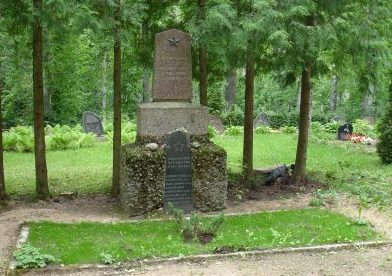 п. Саука, край Виеситес. Два памятника на братской могиле на территории кладбища Смилтайнес, где похоронено 9 человек, погибших в годы войны. 