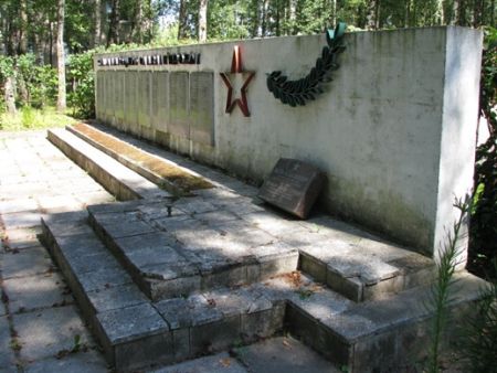 п. Сесава, край Елгавас. Мемориальная стена и памятный знак на воинском кладбище были установлены в 1960 году. На кладбище похоронены 196 воинов, погибших в годы войны.